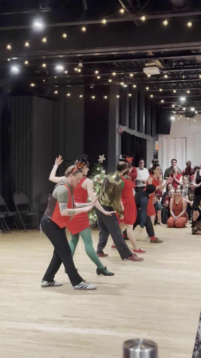 Our dance team Mad Cat Swing went missing and was replaced by Santa's Helpers 👀⛷️🎅🏼🎄☃️🧣

#yeglocal #yegsmallbusiness #oldstrathcona #whyteave