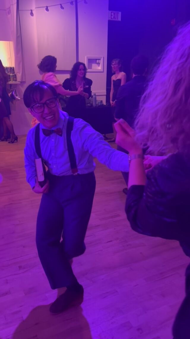 An iconic moment for Reinier 🧃 This dance was filmed at our 80’s Prom NYE Party and Reinier really took the theme to the next level 🤓📚